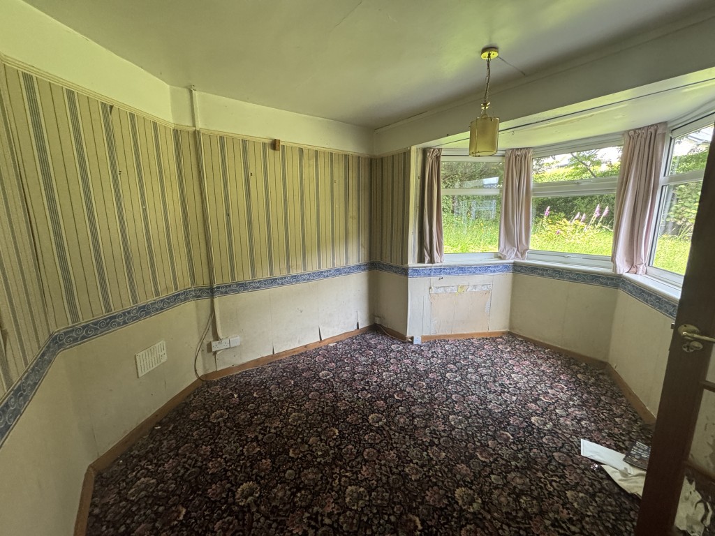Lot: 103 - SEMI-DETACHED HOUSE FOR IMPROVEMENT - Living room